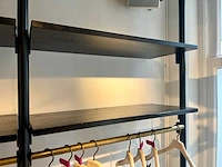 Stalen wandrek met houten legborden - afbeelding 3 van  8