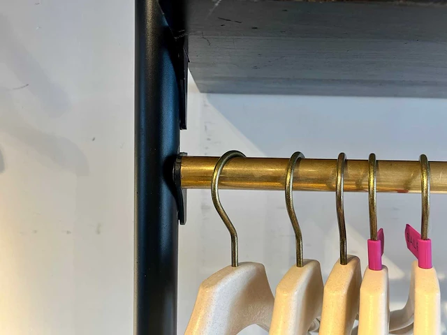 Stalen wandrek met houten legborden - afbeelding 4 van  8
