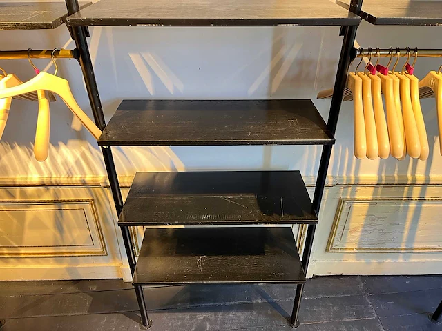 Stalen wandrek met houten legborden - afbeelding 11 van  13