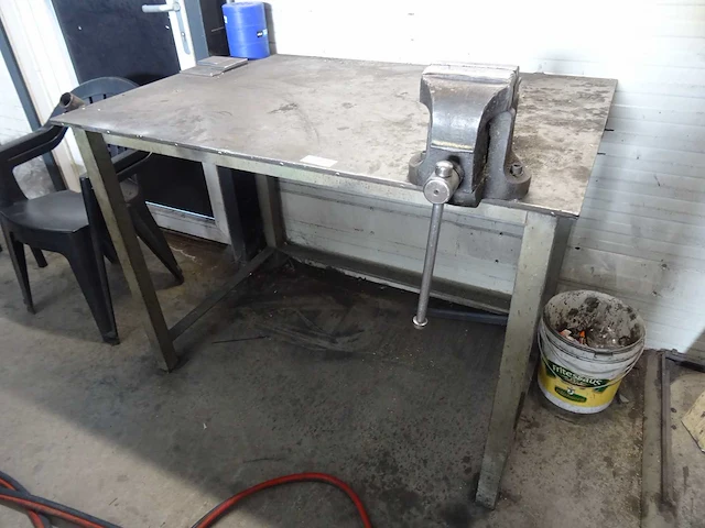 Stalen werkbank met bankschroef - afbeelding 1 van  2