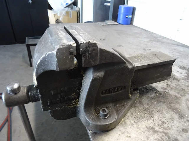 Stalen werkbank met bankschroef - afbeelding 2 van  2