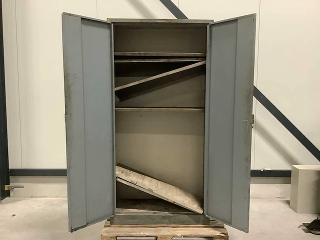 Stalen werkplaats kast - afbeelding 3 van  3