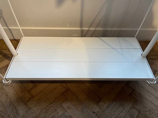 Stalen wit wandrek met houten legborden - afbeelding 5 van  6