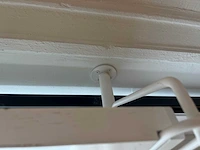 Stalen wit wandrek met houten legborden - afbeelding 6 van  6