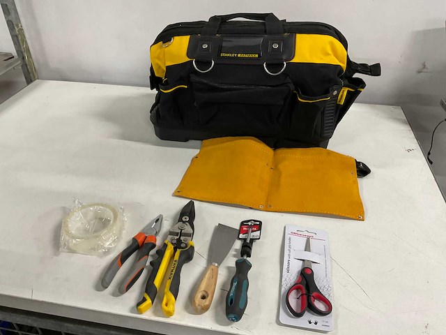 Stanley-makita - gereedschapstas inclusief diverse handgereedschap - afbeelding 1 van  3