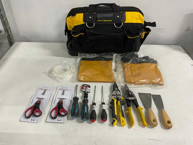 Stanley-makita - gereedschapstas inclusief diverse handgereedschap - afbeelding 1 van  3