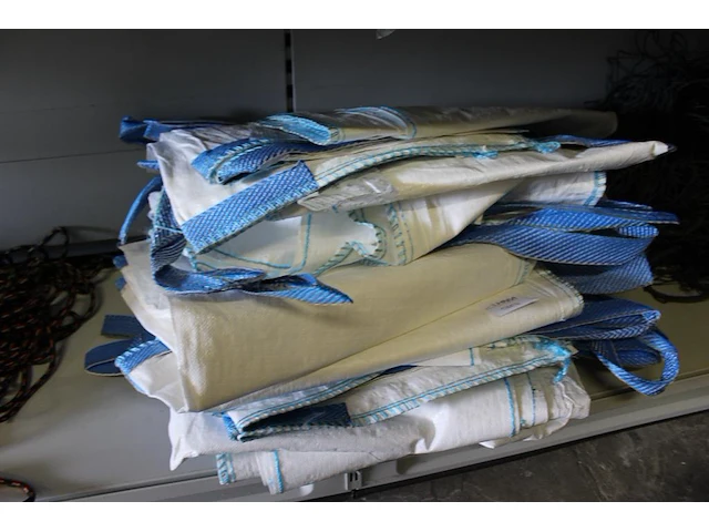 Stapel big bags. - afbeelding 2 van  2