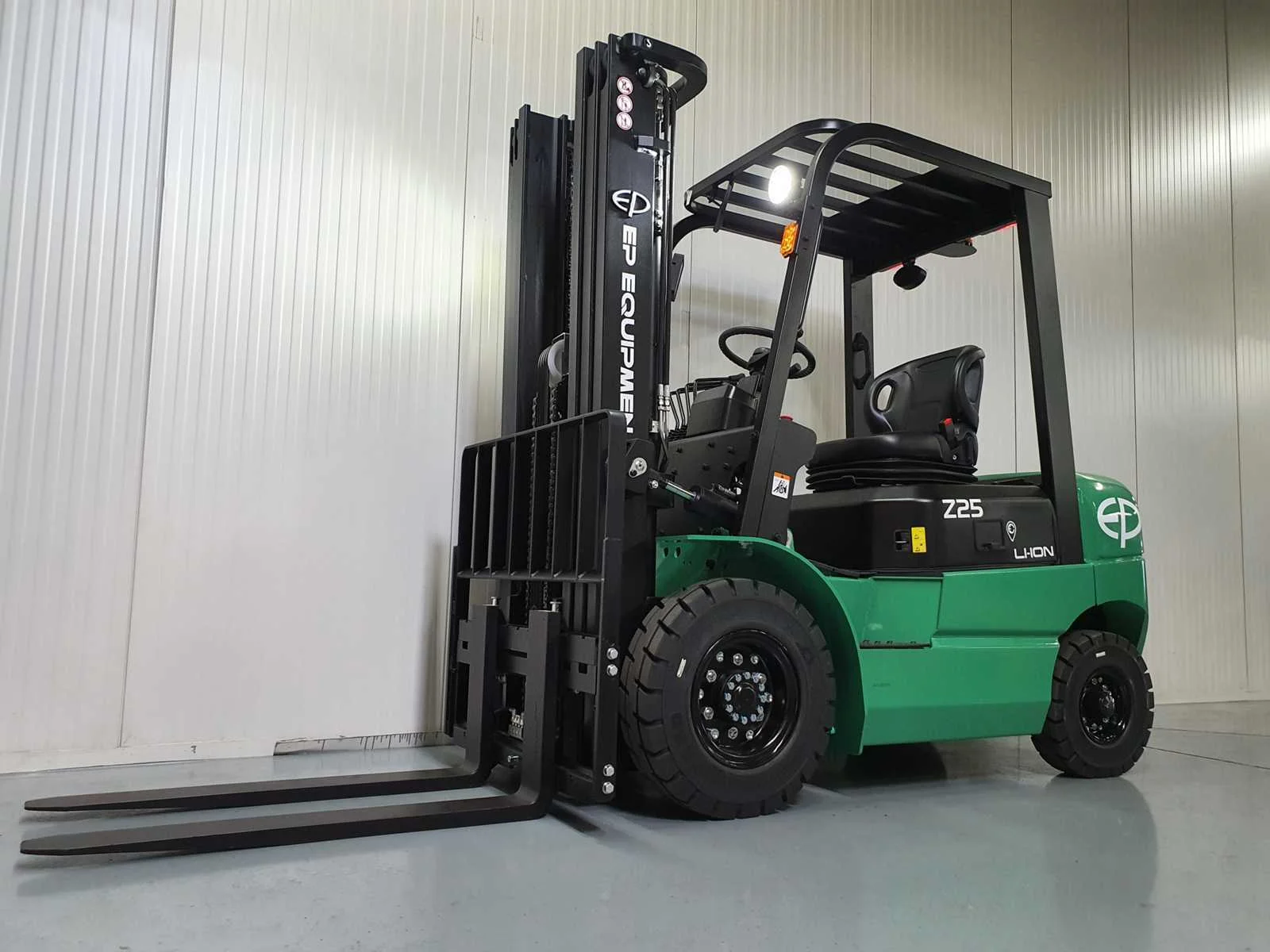 Stapelaars, vorkheftruck, gereedschappen en schoonmaak machines