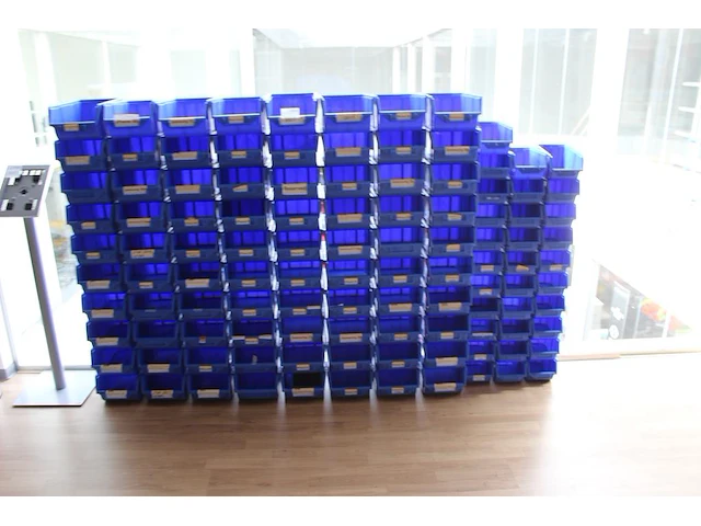 Stapelbare kunststof bakjes in twee maten ruim 100 stuks - afbeelding 1 van  3