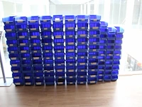 Stapelbare kunststof bakjes in twee maten ruim 100 stuks - afbeelding 1 van  3
