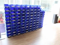 Stapelbare kunststof bakjes in twee maten ruim 100 stuks - afbeelding 2 van  3