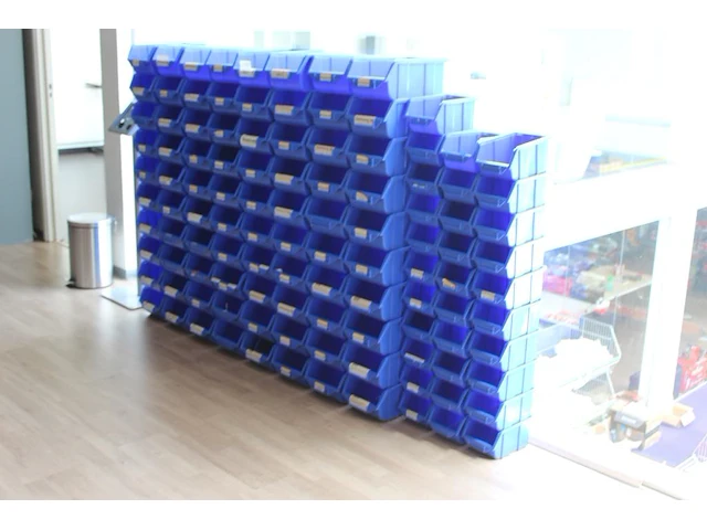 Stapelbare kunststof bakjes in twee maten ruim 100 stuks - afbeelding 3 van  3