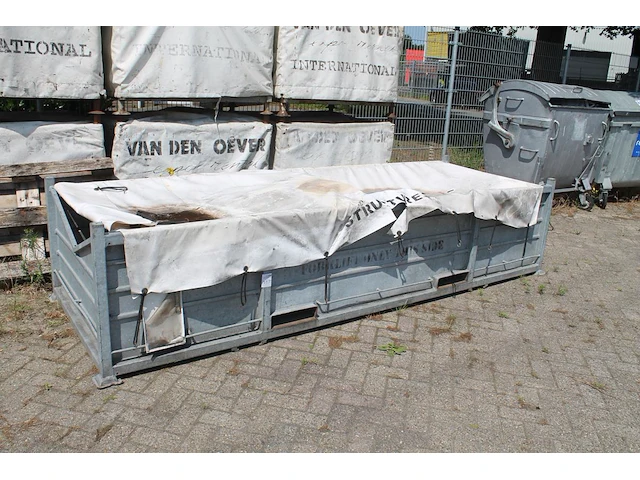 Stapelbare verzinkte metalen krat gevuld met tentzeilen. afmeting 330 x 113 x 75 cm - afbeelding 1 van  2