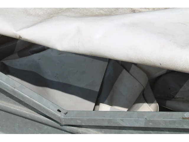 Stapelbare verzinkte metalen krat gevuld met tentzeilen. afmeting 330 x 113 x 75 cm - afbeelding 2 van  2