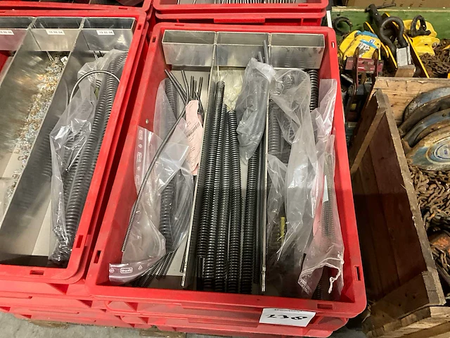 Stapelkrat met machine onderdelen (20x) - afbeelding 2 van  5