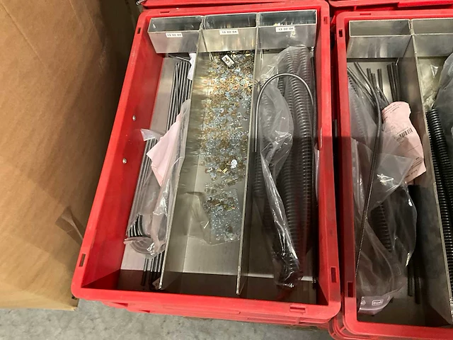 Stapelkrat met machine onderdelen (20x) - afbeelding 3 van  5
