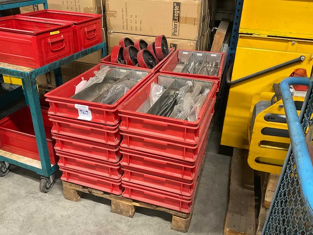 Stapelkrat met machine onderdelen (20x) - afbeelding 1 van  5