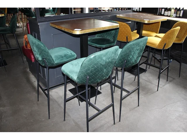 Statafel met vier groen gestoffeerde krukken. afmeting tafel 70 x 70 x 110 cm - afbeelding 1 van  2