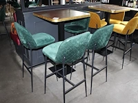Statafel met vier groen gestoffeerde krukken. afmeting tafel 70 x 70 x 110 cm - afbeelding 1 van  2
