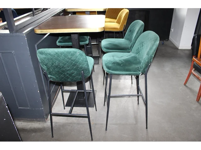Statafel met vier groen gestoffeerde krukken. afmeting tafel 70 x 70 x 110 cm - afbeelding 2 van  2
