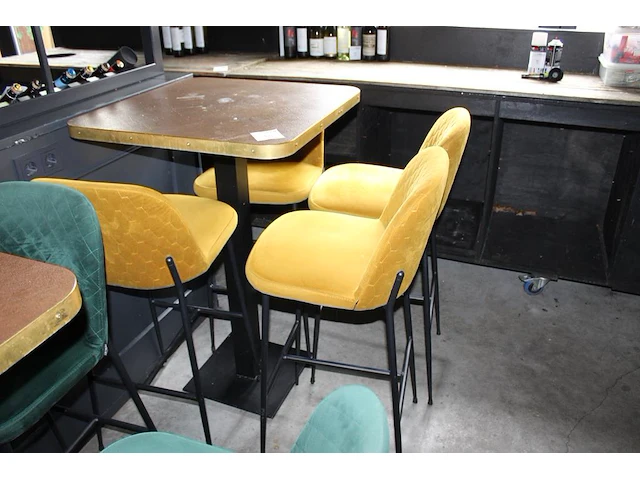 Statafels met vier geel gestoffeerde krukken afmeting tafel 70 x 70 x 110 cm - afbeelding 1 van  2