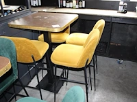 Statafels met vier geel gestoffeerde krukken afmeting tafel 70 x 70 x 110 cm - afbeelding 1 van  2