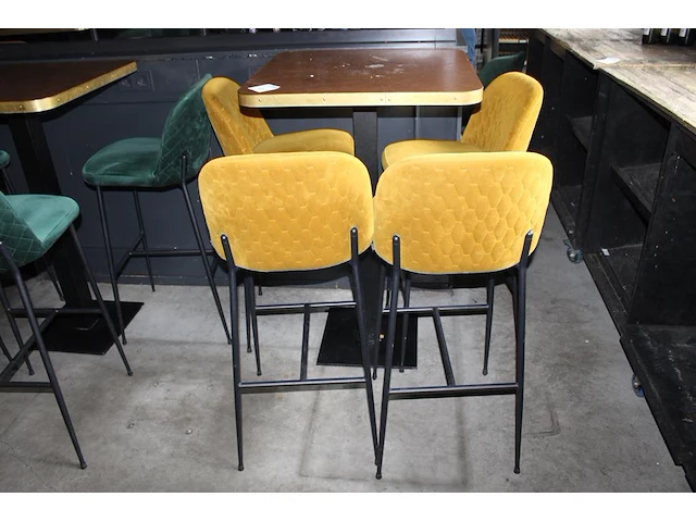 Statafels met vier geel gestoffeerde krukken afmeting tafel 70 x 70 x 110 cm - afbeelding 2 van  2