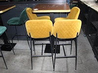 Statafels met vier geel gestoffeerde krukken afmeting tafel 70 x 70 x 110 cm - afbeelding 2 van  2