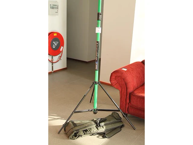Statief voor camera/lamp/flitser/enz. met basis manfrotto 032baseb en autopole megaview met maximale hoogte... - afbeelding 3 van  4
