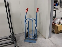 Steekwagen met massieve banden, dient uitgericht te worden. - afbeelding 1 van  2