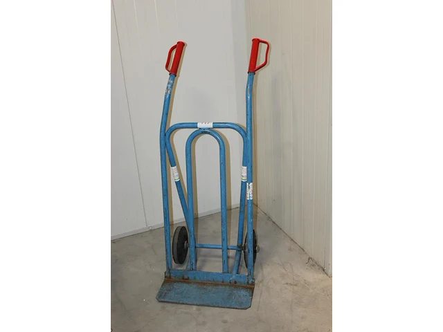 Steekwagen met massieve banden, dient uitgericht te worden. - afbeelding 2 van  2