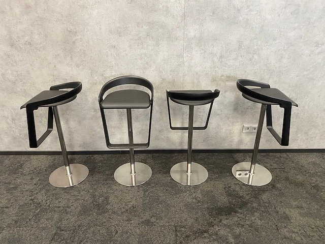 Steelcase/ johanson design - 4 persoons barset ø92 cm. - afbeelding 11 van  17