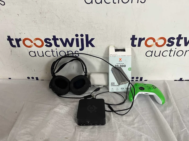 Steelseries koptelefoon | xtorm powerbank | sony oordopjes | xbox controller - afbeelding 1 van  1