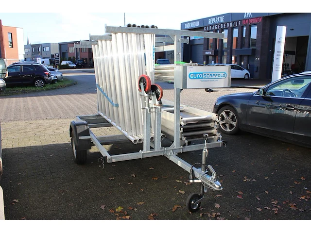 Steiger-aanhanger euroscaffold v.v. 8 zijdelen, 2 opzetstukken, 4 loopplanken, 2 steunen, 4 wielen en 12 sc... - afbeelding 2 van  4