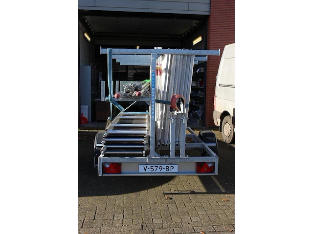 Steiger-aanhanger euroscaffold v.v. 8 zijdelen, 2 opzetstukken, 4 loopplanken, 2 steunen, 4 wielen en 12 sc... - afbeelding 3 van  4