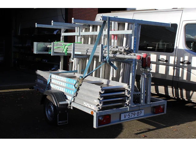 Steiger-aanhanger euroscaffold v.v. 8 zijdelen, 2 opzetstukken, 4 loopplanken, 2 steunen, 4 wielen en 12 sc... - afbeelding 4 van  4