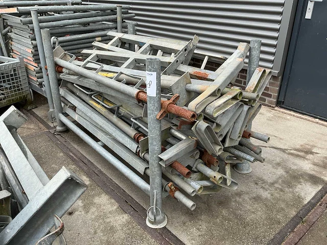 Steiger leuninghouders (circa 30 stuks) - afbeelding 1 van  5