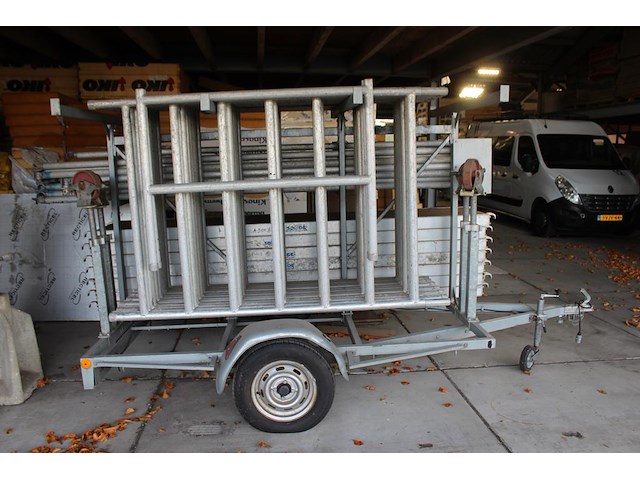 Steigeraanhanger nn gevuld met 12 zijdelen, 2 leuningdelen, 27 schoren/diagonalen, 7 loopplanken en 4 wielen. - afbeelding 2 van  9