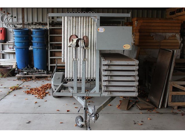 Steigeraanhanger nn gevuld met 12 zijdelen, 2 leuningdelen, 27 schoren/diagonalen, 7 loopplanken en 4 wielen. - afbeelding 3 van  9