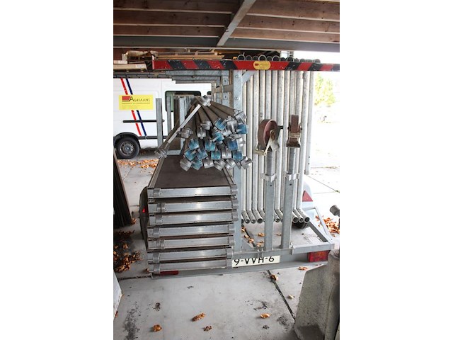 Steigeraanhanger nn gevuld met 12 zijdelen, 2 leuningdelen, 27 schoren/diagonalen, 7 loopplanken en 4 wielen. - afbeelding 4 van  9