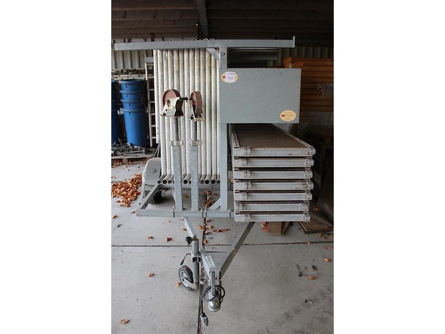 Steigeraanhanger nn gevuld met 12 zijdelen, 2 leuningdelen, 27 schoren/diagonalen, 7 loopplanken en 4 wielen. - afbeelding 5 van  9