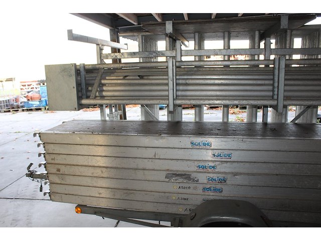 Steigeraanhanger nn gevuld met 12 zijdelen, 2 leuningdelen, 27 schoren/diagonalen, 7 loopplanken en 4 wielen. - afbeelding 6 van  9