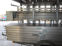 Steigeraanhanger nn gevuld met 12 zijdelen, 2 leuningdelen, 27 schoren/diagonalen, 7 loopplanken en 4 wielen. - afbeelding 6 van  9