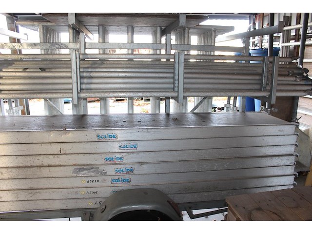 Steigeraanhanger nn gevuld met 12 zijdelen, 2 leuningdelen, 27 schoren/diagonalen, 7 loopplanken en 4 wielen. - afbeelding 9 van  9