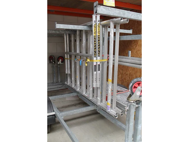 Steigeraanhanger scaffold axsto met steigeronderdelen w.o. 4 zijdelen, 2 leuningdelen, 8 scoren / diagonale... - afbeelding 2 van  4