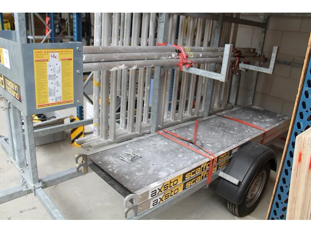 Steigeraanhanger scaffold axsto met steigeronderdelen w.o. 4 zijdelen, 2 leuningdelen, 8 scoren / diagonale... - afbeelding 4 van  4