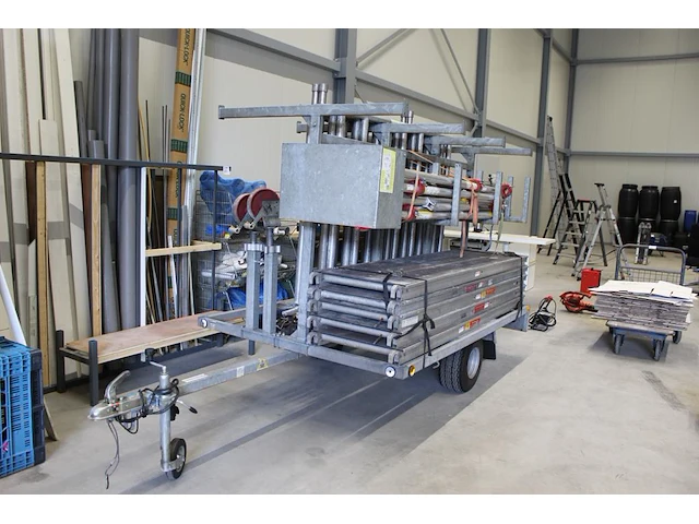 Steigeraanhangwagen peters met complete steiger lsc bestaande uit 6 zijdelen, 5 loopplanken, 2 leuningdelen... - afbeelding 1 van  3