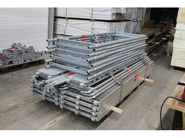 Steigermateriaal layher op zes stapels, twee pallets en in twee draadmanden. let op! exclusief draadmanden. - afbeelding 1 van  8