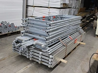 Steigermateriaal layher op zes stapels, twee pallets en in twee draadmanden. let op! exclusief draadmanden.