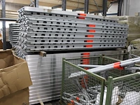 Steigermateriaal layher op zes stapels, twee pallets en in twee draadmanden. let op! exclusief draadmanden. - afbeelding 2 van  8